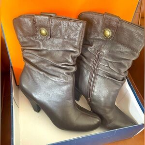 Arturo Chiang ankle boots with heel.